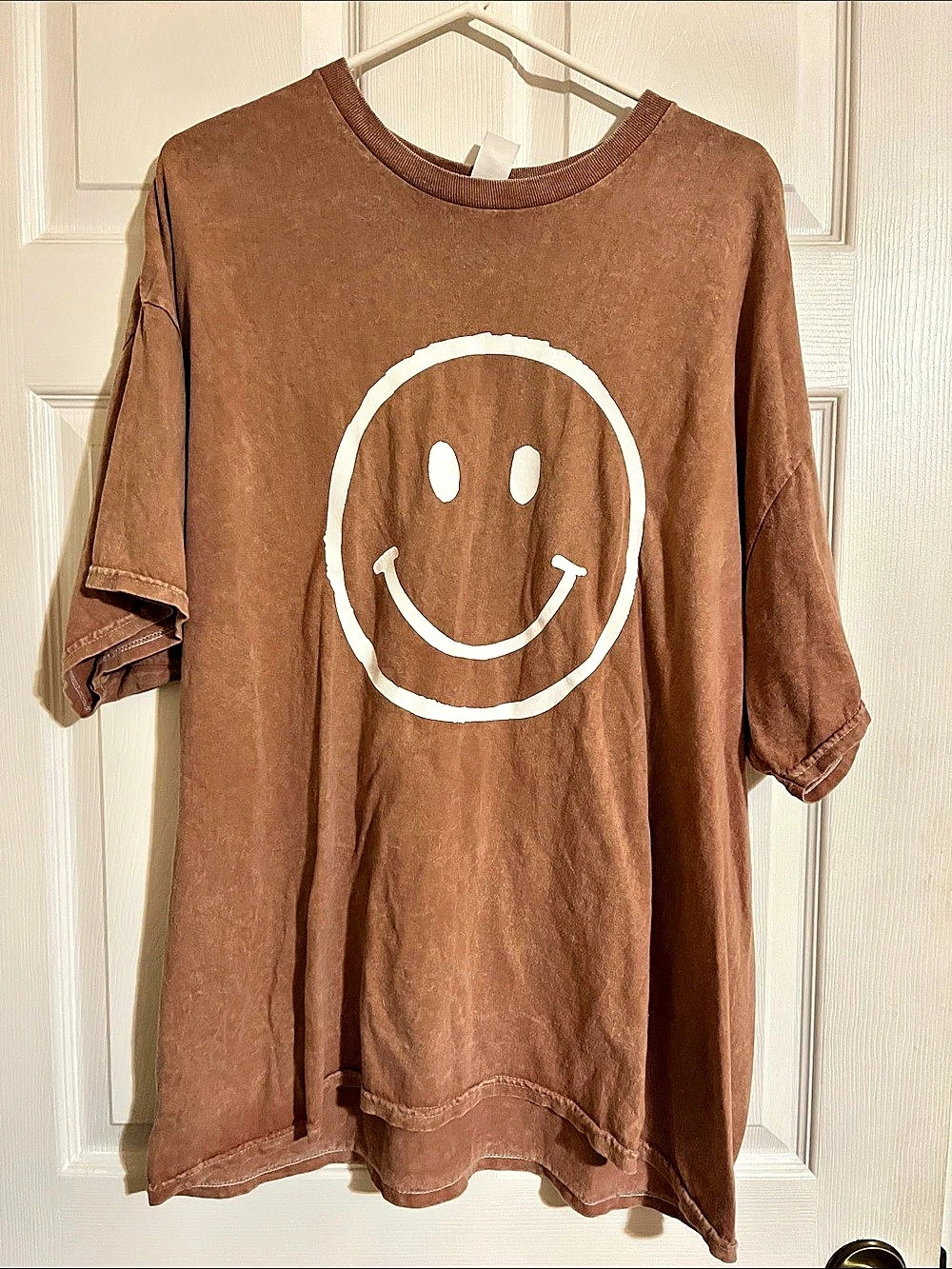 chaser Smiley Graphic Tee in Brown Size Large